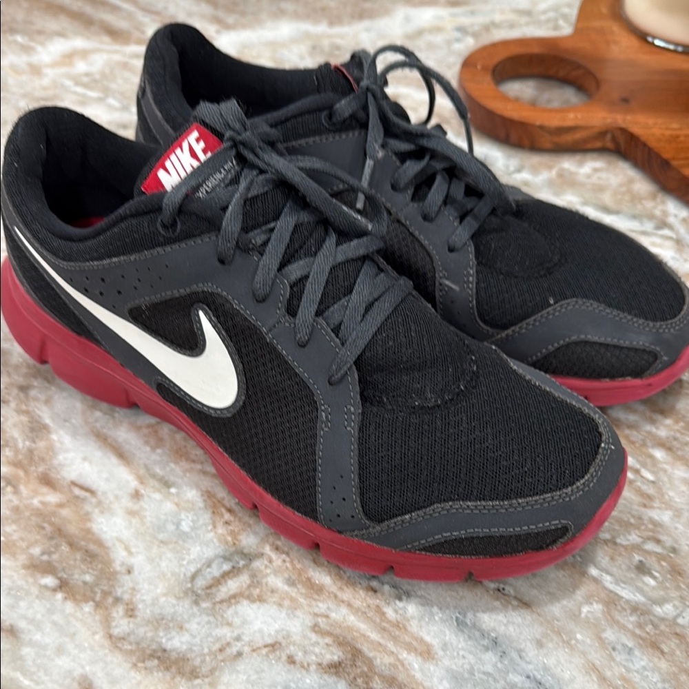 Nike Men's Black and Red Athletic Shoes Flex Experience RN 2 9.5
